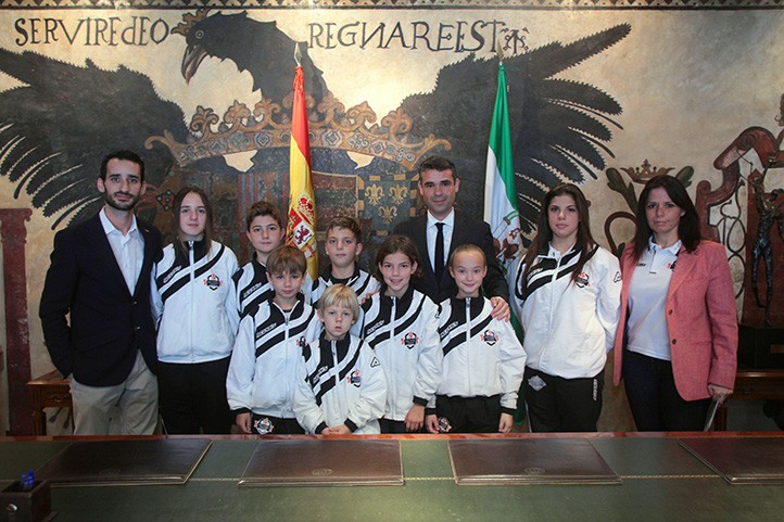 El alcalde de Marbella recibe al equipo del Olympic Karate School