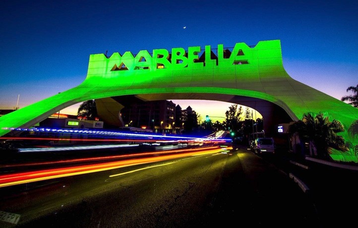 El arco de Marbella se tiñe de verde para la fiesta de San Patricio