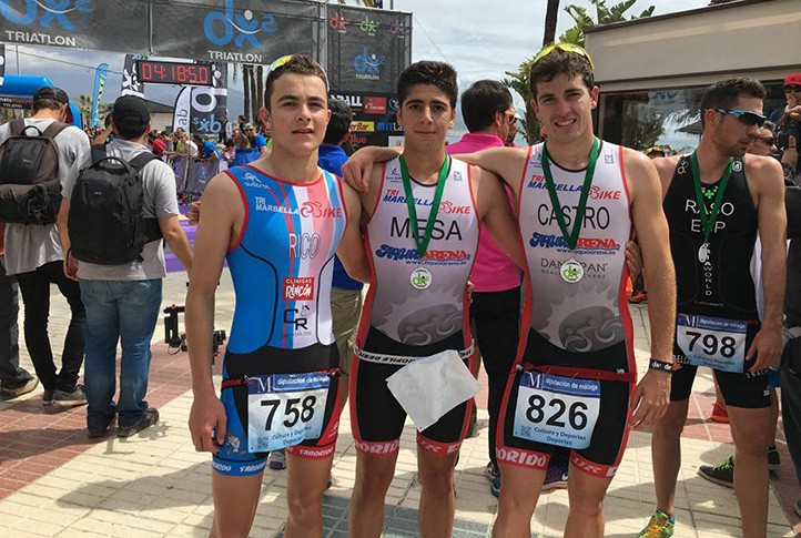 Sergio Castro logra su primer triunfo sénior en el Triatlón de Torre del Mar