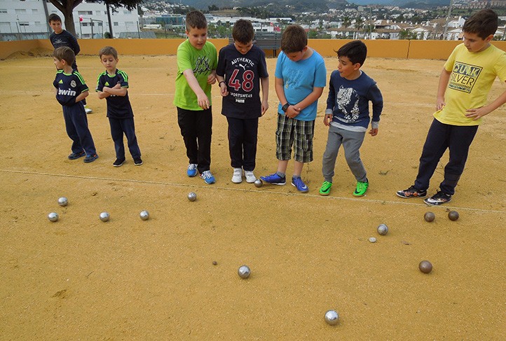 El club de San Pedro acerca la petanca a los más jóvenes