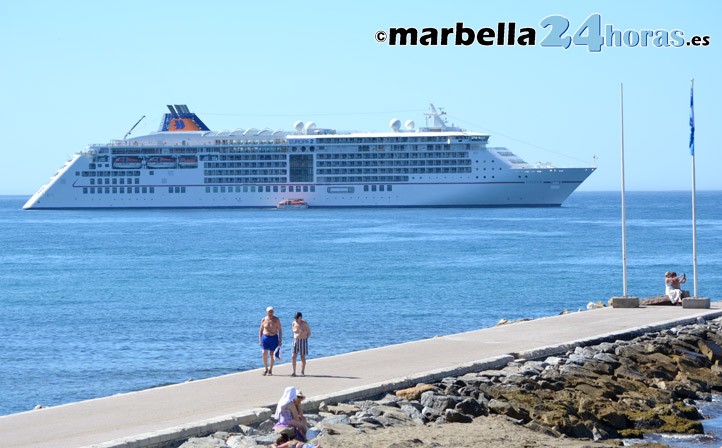 El crucero de lujo "MS Europa 2" fondea en la bahía de Marbella