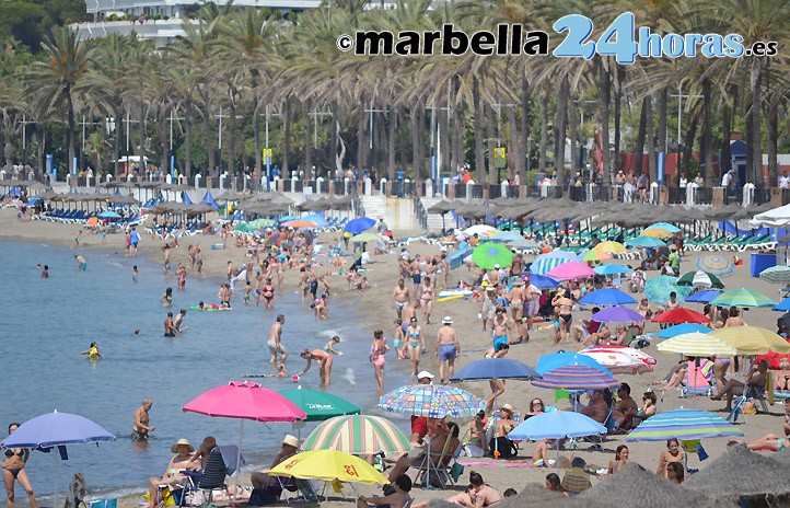 Marbella estrena la temporada alta de verano con las playas llenas