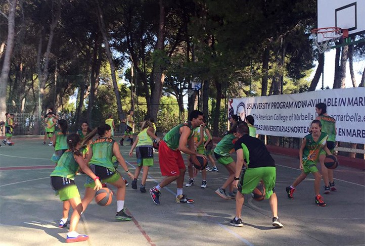 El jugador ACB, Alfonso Sánchez, visita el Campus Gaber 6.0