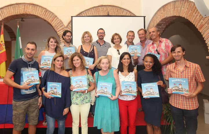 Marbella Activa entrega a los colegios el libro sobre la historia del municipio