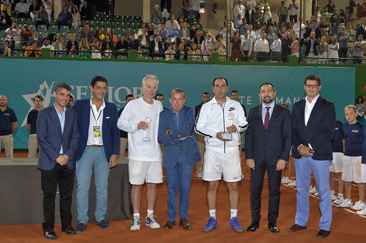 Costa sufre para derrotar a McEnroe y llevarse la Senior Masters Cup