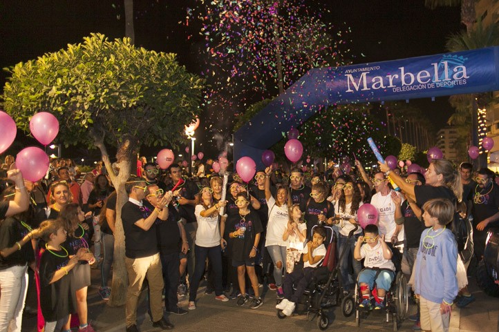 La III Neón Night reúne a 1.200 personas en el centro de Marbella