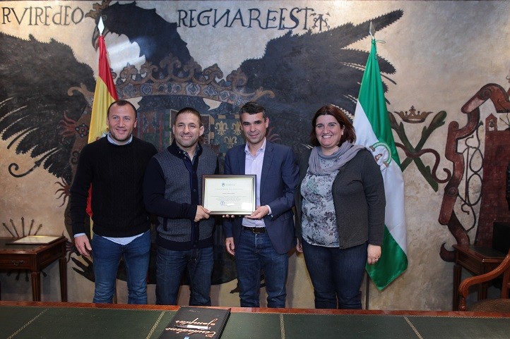 El subcampeón de Europa Babak Alimoradian, recibido por el alcalde