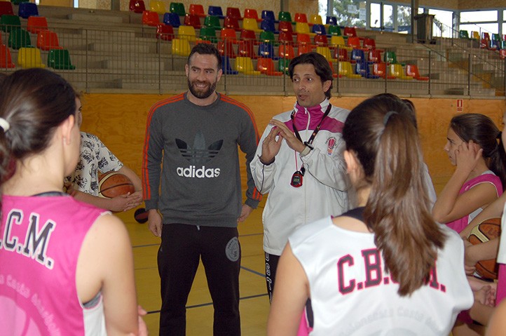 Cabezas comparte entrenamiento con los jugadores del Costa Marbella