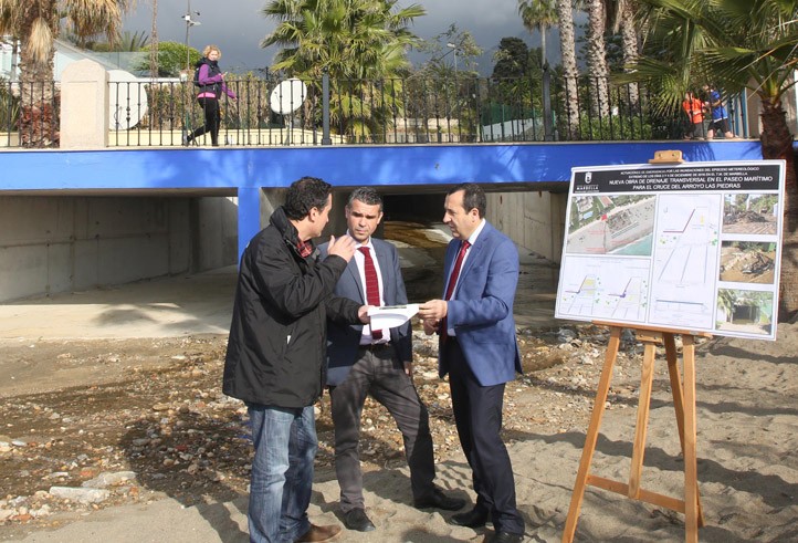 Marbella repara los daños del temporal en la playa de Casablanca