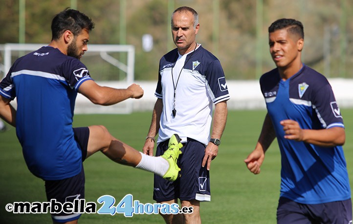 Rafael Becerra "Fael" dirige su primer entrenamiento con el Marbella FC