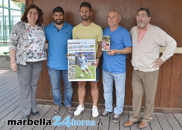 Kike Márquez recibe el Trofeo Moñi de M24horas al mejor del Marbella FC