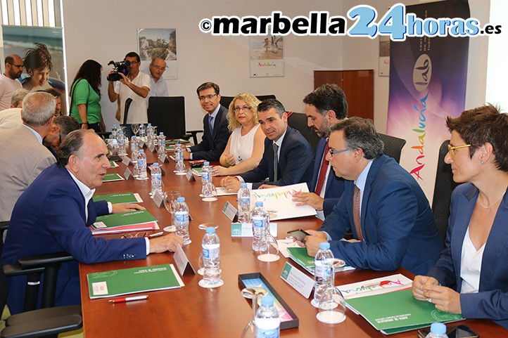 El consejero de Turismo visita Marbella en un verano que se prevé "histórico"