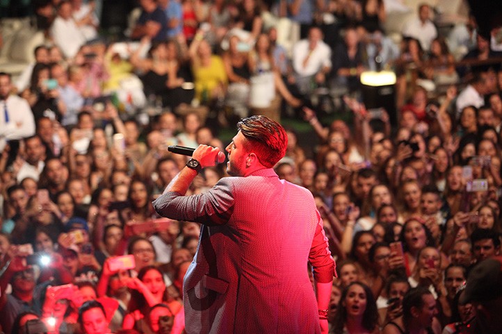 Antonio José se "deja el corazón" en Marbella ante unas fans entregadas