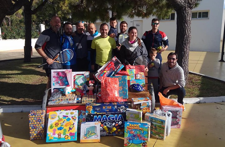 El I Torneo de Tenis Solidario recauda cerca de un centenar de juguetes