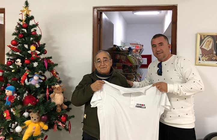 La Fundación Marbella FC entrega más de 100 kilos de comida a Cáritas