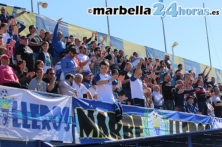 La afición despierta y más de 2.000 personas arropan al Marbella FC