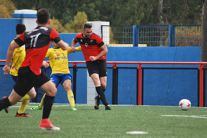 Dos malos minutos condenan al San Pedro ante el Huétor Tájar (1-3)