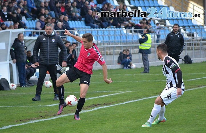 El Marbella FC sigue como líder tras un buen empate en Badajoz (1-1)