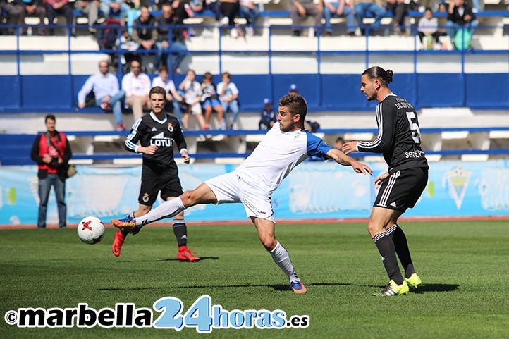 Un gol de Francis Ferrón (1-0) mantiene al Marbella líder otra semana más 