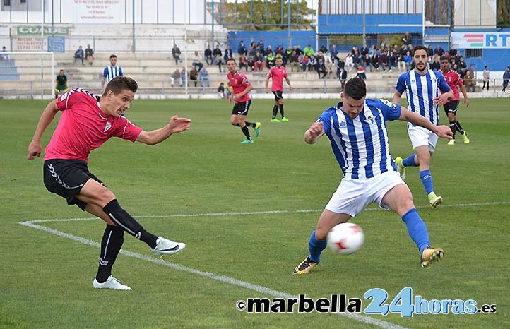 El Marbella FC pierde en Écija tras 14 partidos pero sigue líder (1-0)