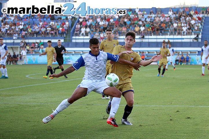 Un triunfo para el Marbella y otro para el Recre en los duelos en el Municipal