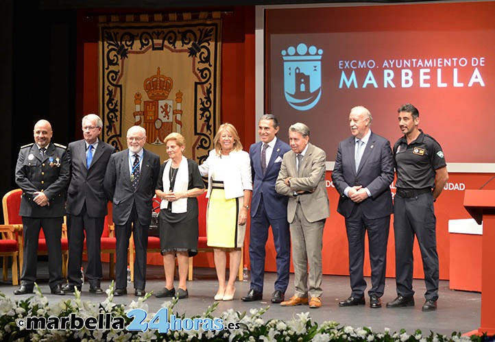 Marbella homenajea a David Delfín, Rafael de la Fuente, Librería Mata y Protección Civil