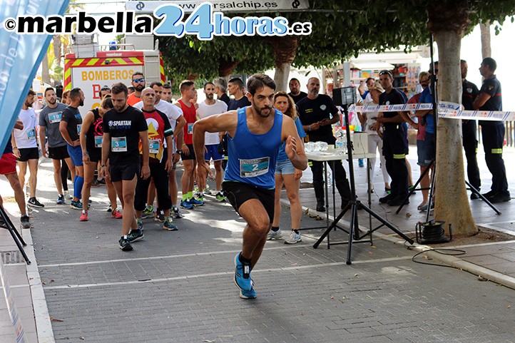 Medio centenar de participantes en la Carrera Vertical Bomberos de Marbella