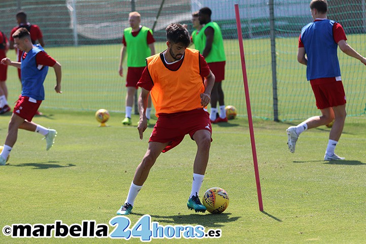 El central Álex García entrena en Marbella con el Hamilton escocés