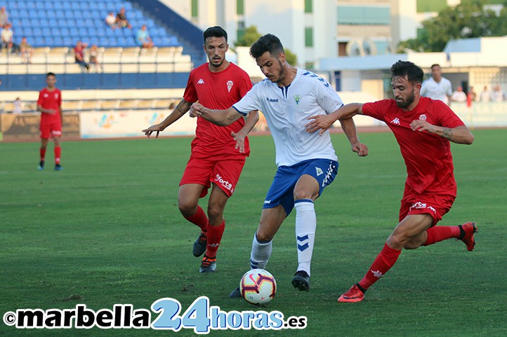 El Marbella FC va de más a menos en su presentación ante el Córdoba CF (0-2)