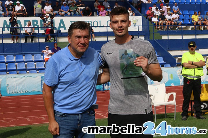 Chus Hevia recibe el reconocimiento del Marbella FC y el cariño de la afición