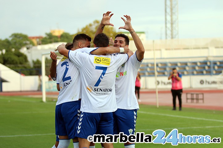 El Marbella FC se muestra intratable en casa y doblega al Villanovense (2-1)