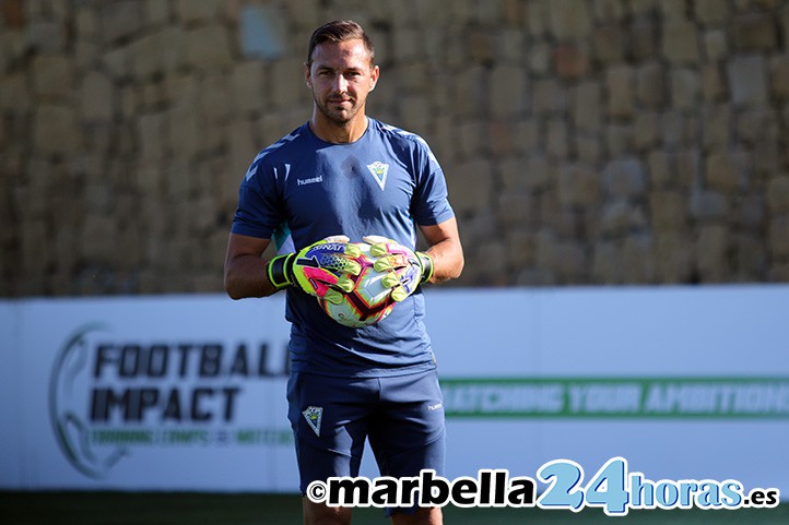 Wilfred llega a los 50 partidos con el Marbella con el cariño de la afición