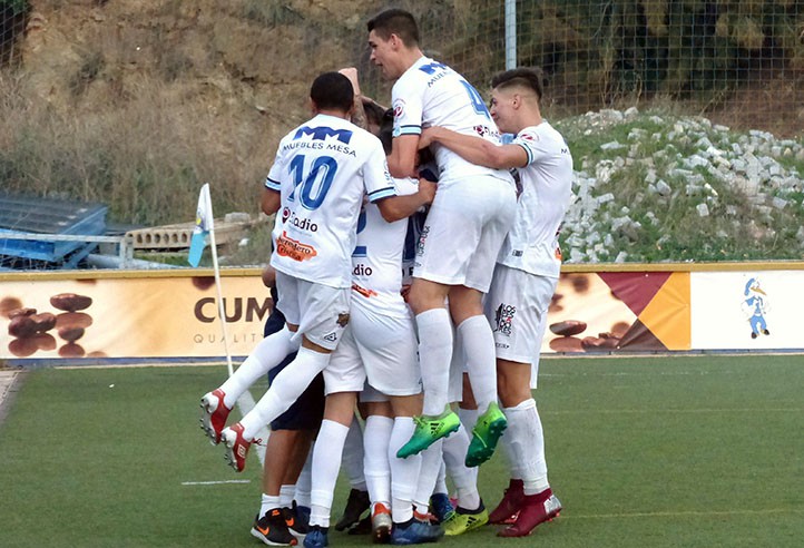 El Atlético Marbella ya es segundo tras golear al CD Monda (4-1)