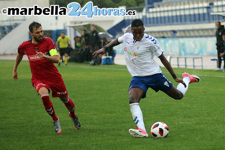 El Marbella FC confirma su mejoría con un gran triunfo ante el Talavera (2-0)