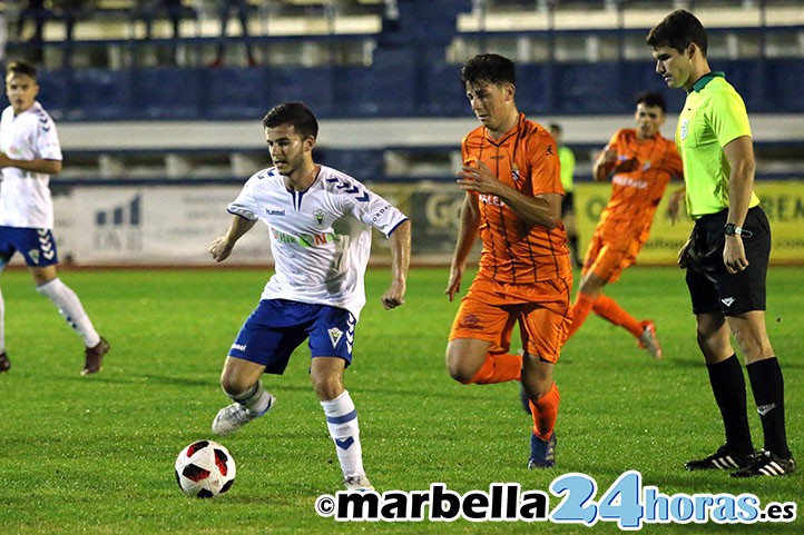 Buena imagen del juvenil Javi Aijón en su debut con el Marbella FC