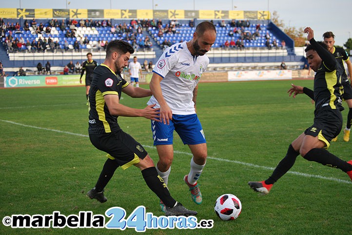 La suerte da la espalda a un Marbella que cae 0-2 ante el Recreativo Granada