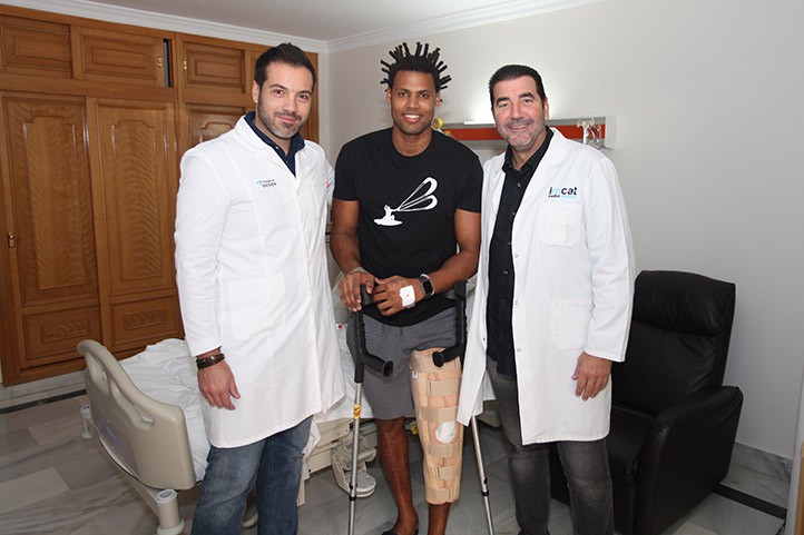 El campeón del mundo de kitesurf se opera de la rodilla en Hospital Ochoa