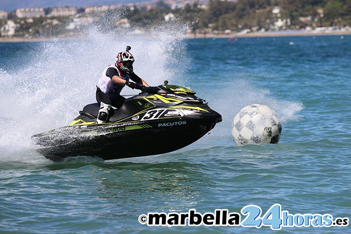 Las motos de agua ponen el espectáculo en el fin de semana deportivo de Marbella