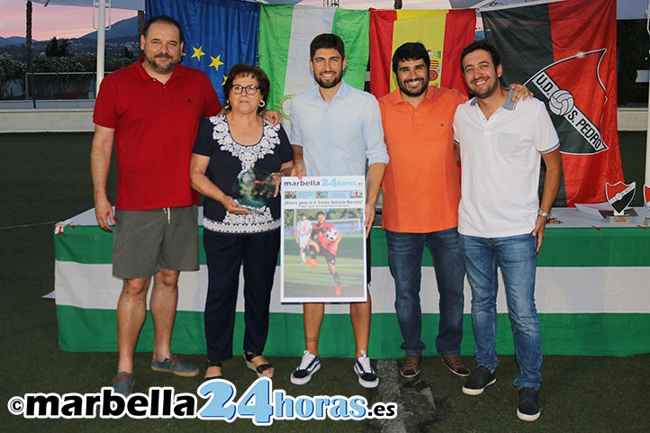 Álvaro Olmo recibe el Trofeo Antonio Naranjo al mejor del San Pedro