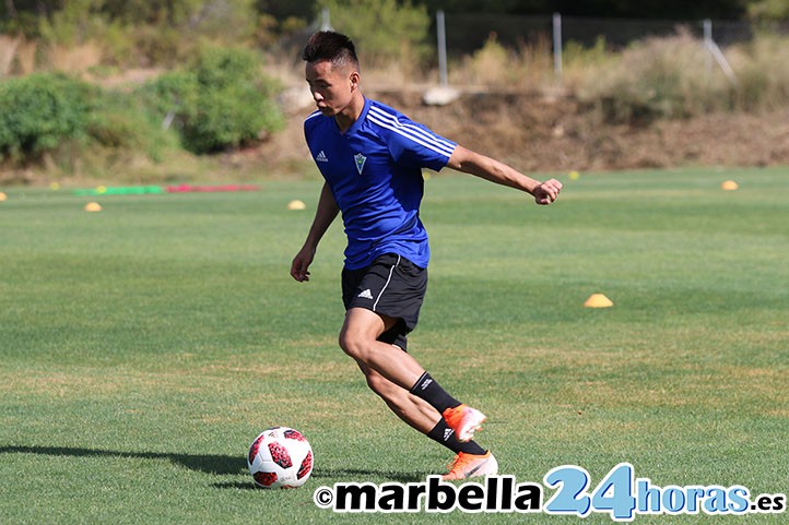 El futbolista chino Xiong convence y seguirá en el Marbella FC