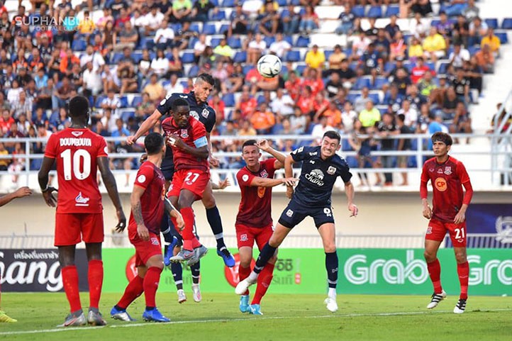 Álvaro Silva se estrena como goleador para dar la victoria al Suphanburi