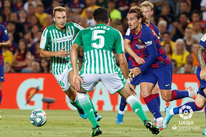 Loren se estrena en el Camp Nou y se sitúa entre los máximos goleadores