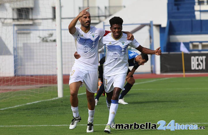 El Marbella FC tira de pegada para someter a un correoso Mérida (3-2)