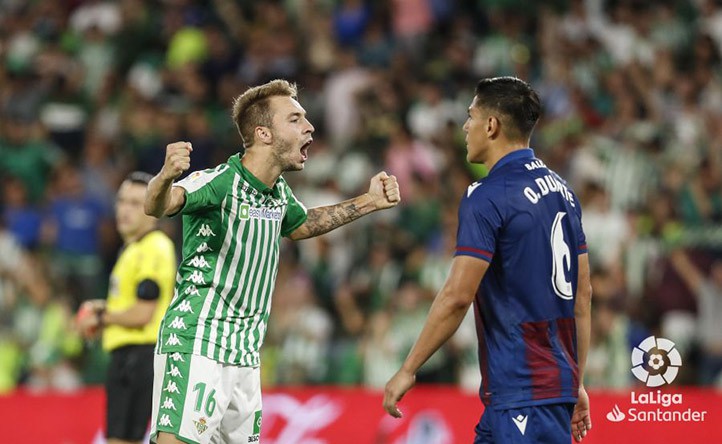 Doblete de Loren para dar la victoria al Betis y liderar el Pichichi