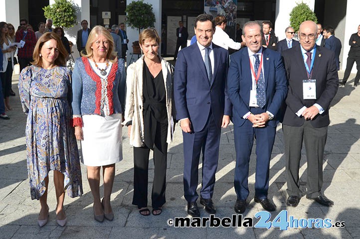 Juanma Moreno da esquinazo a los periodistas durante su visita a Marbella