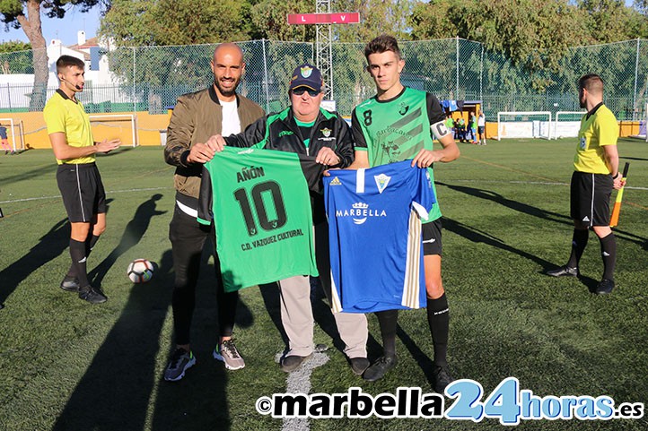 Intercambio de camisetas entre Javi Añón y el Vázquez Cultural