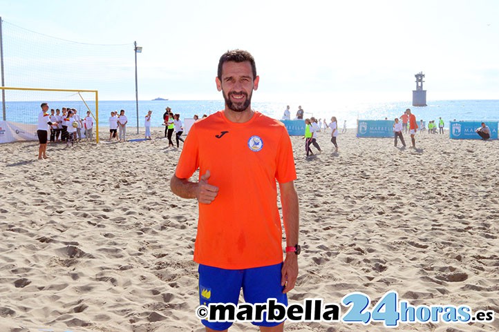 Unos 200 escolares disfrutan del fútbol playa con el marbellí Juanma Martín