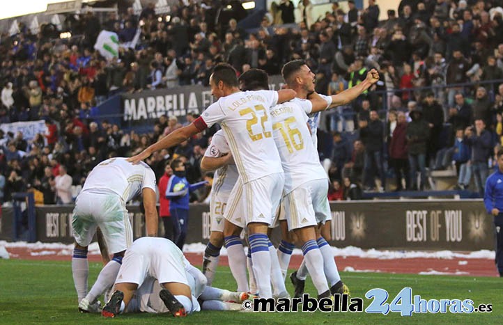 Locura en el Municipal con el triunfo del Marbella sobre el Yeclano (2-1)