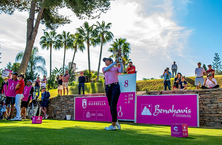 Azahara inicia con uno bajo el par su asalto al Open de España en Marbella