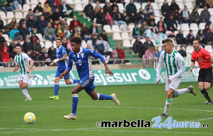 Partidazo del Marbella para asaltar el Arcángel ante un Córdoba crecido (1-2)